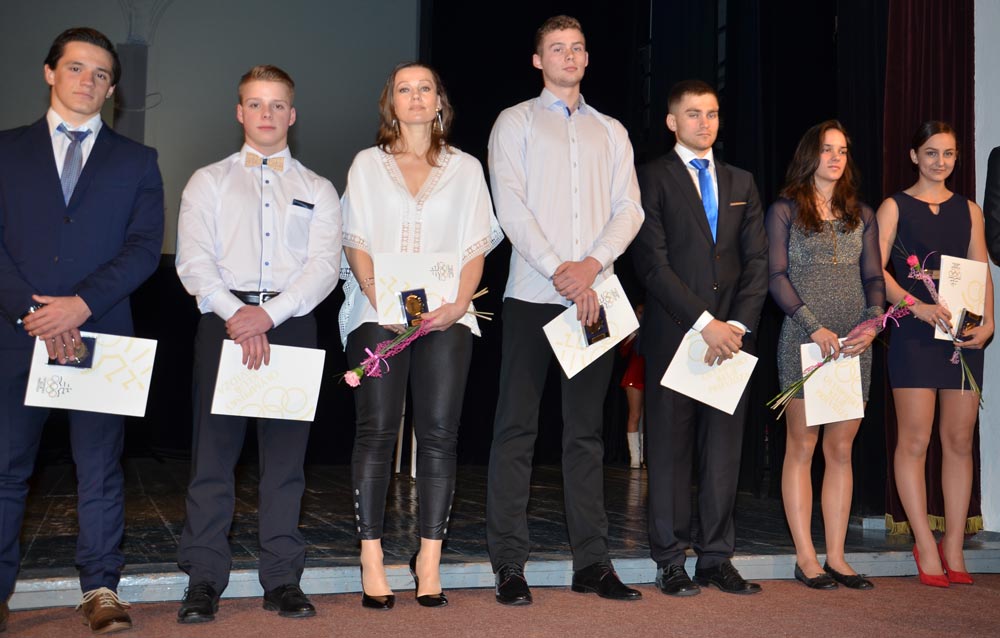 Matúš Jedinák (prvý zľava), Martin Nemček, Lucia Oršulová, Jessica Zatlkajová (všetci traja vpravo)