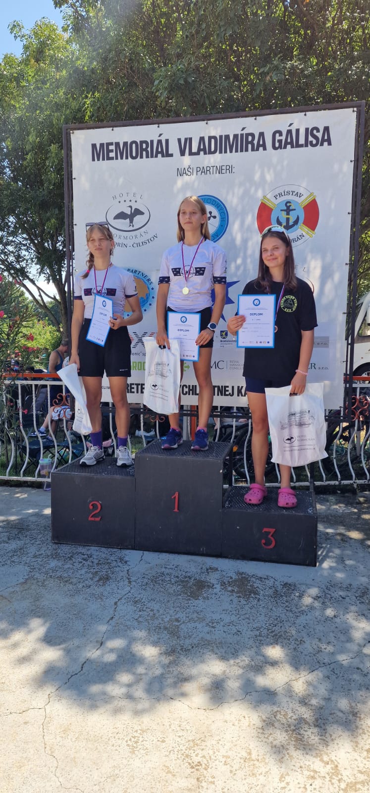 Tomíková Natália (vľavo - 2.miesto) a Tomíková Tereza (v strede - 1. miesto), C1 Dievčatá 14, 2000m 