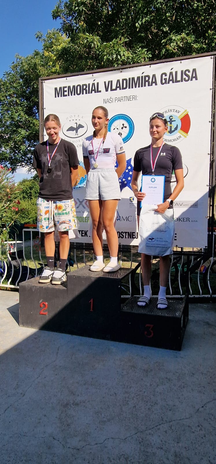 Nagyová Marianna (v strede - 1. miesto), K1 Kadetky, 200m 