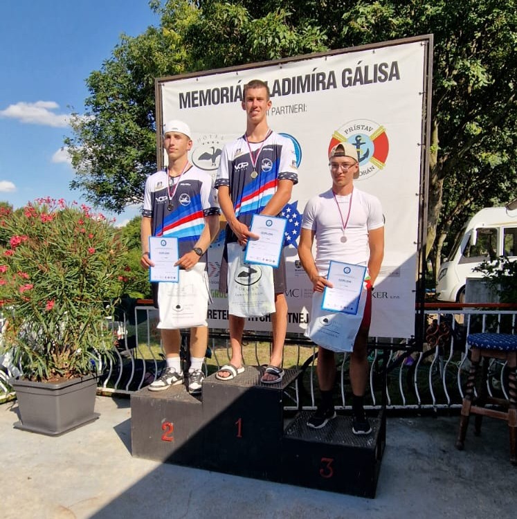 Sobota Cristian (vľavo - 2. miesto) a Kocúr Tomáš (v strede - 1. miesto), K1 Kadeti, 200m