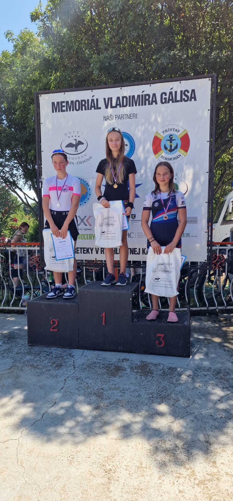 Važanová Nela (vpravo - 3. miesto), C1 Dievčatá 13, 2000m