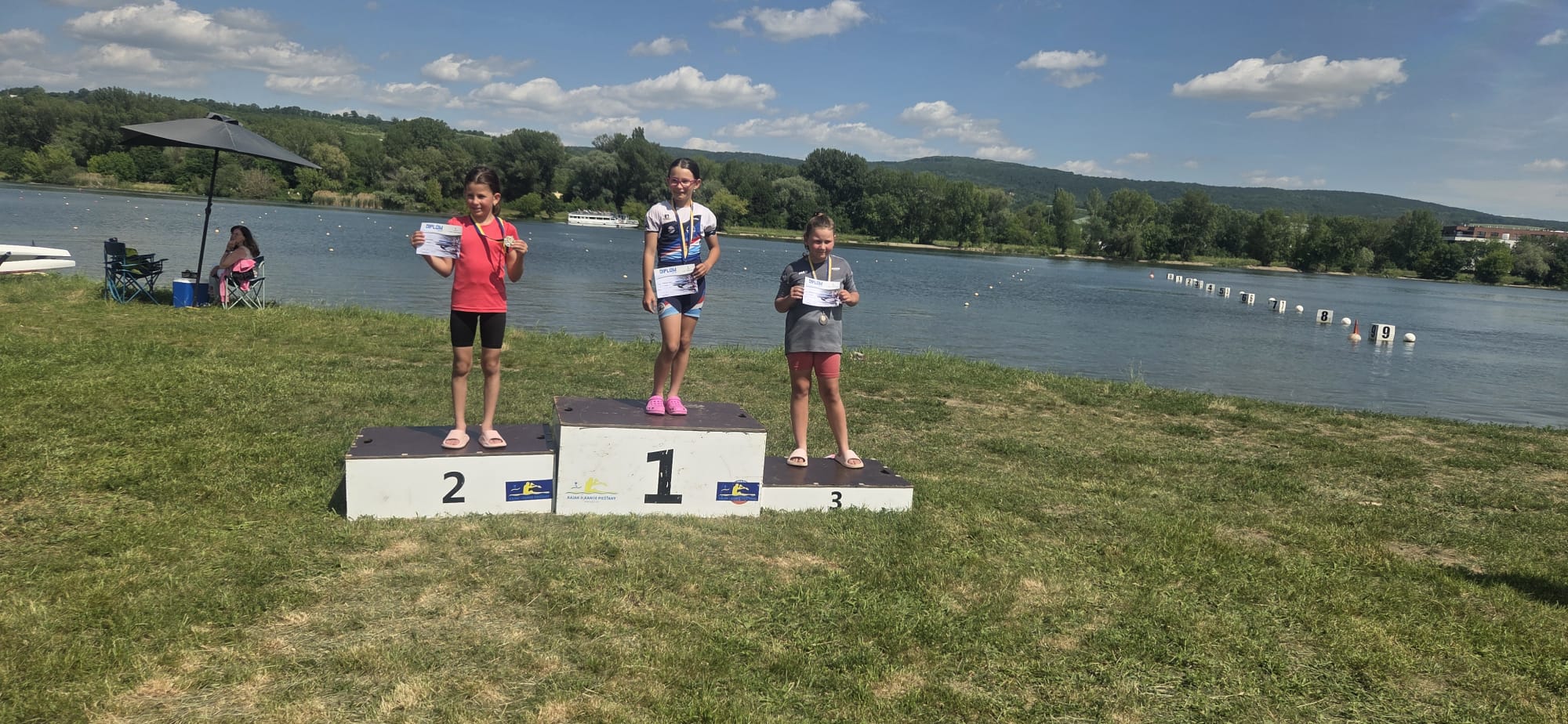 K1 Dievčatá 9, 2000 m, 2. Nágelová Veronika, 1. Tkáčová Hana, 3. Hóka Sofia